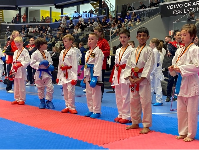 Pussy miltillovchi Eski boshliq va kotiba